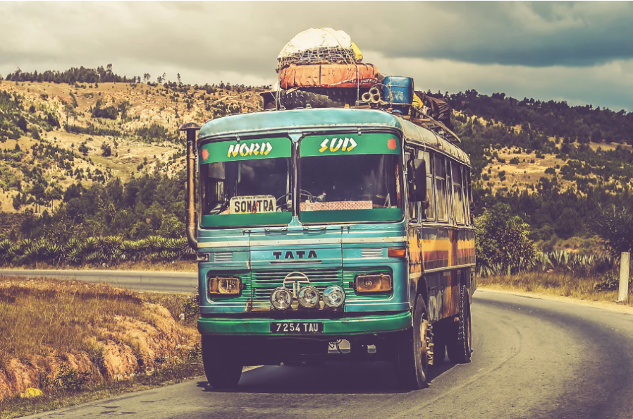 vacances : Un bus de transport sur une route déserte