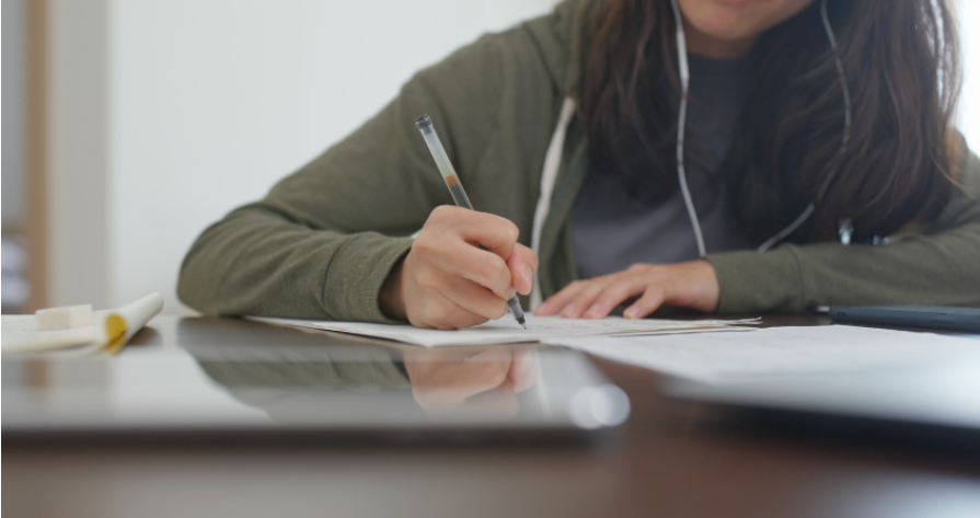 étudiants qui travail les partiels