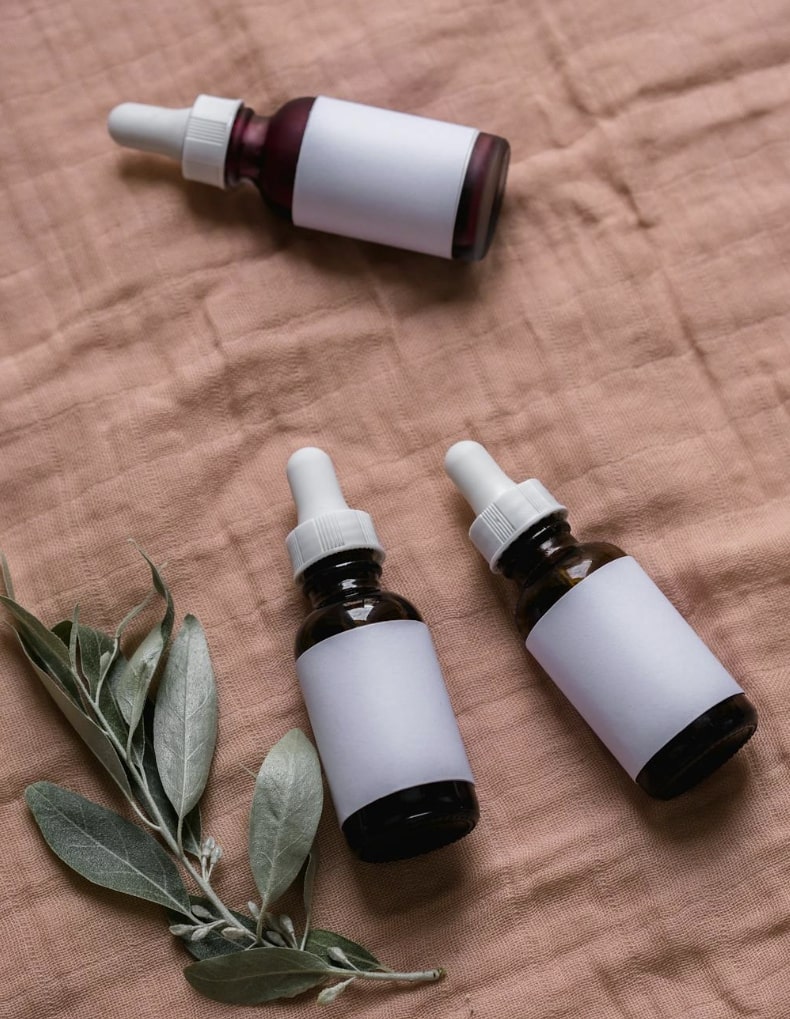 Cosmétiques naturels, sans marque. Avec une feuille d'arbre.