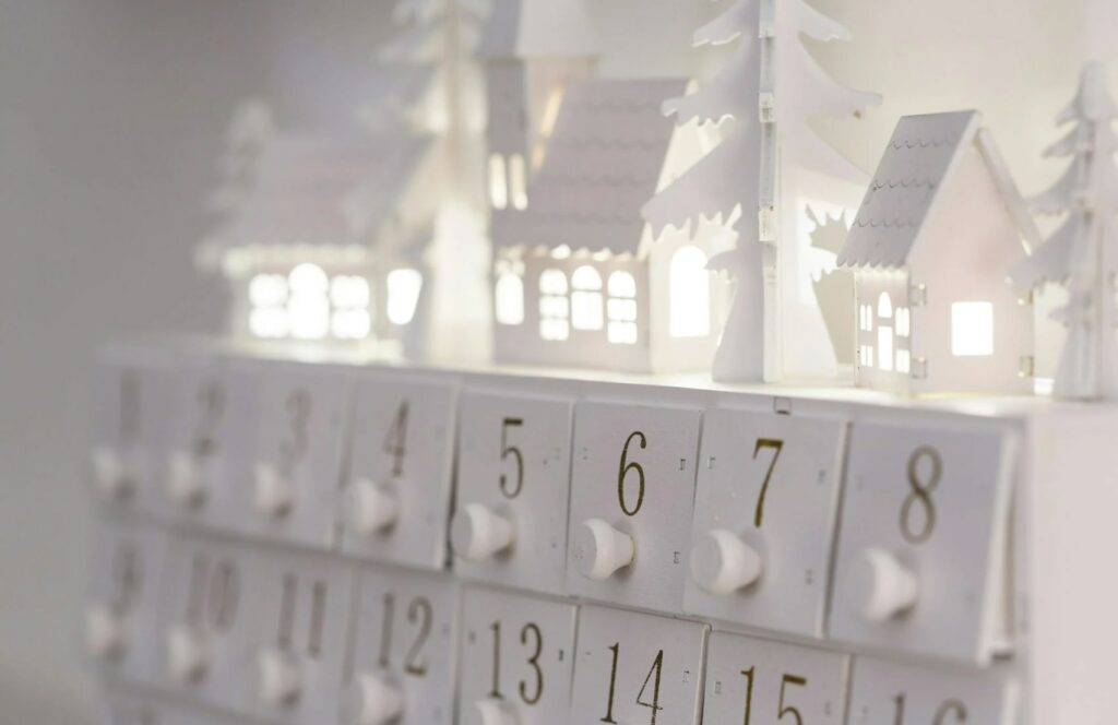 Calendrier de l'aven en bois blanc.