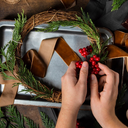 Couronne de Noël en fabrication