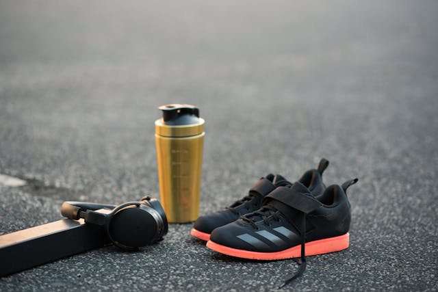 Des chaussures de sports avec un casque et un shaker