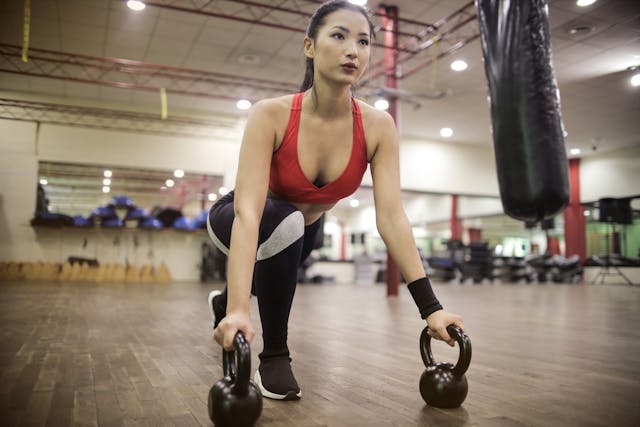 Femme qui fait du Fitness dans une salle de sport 