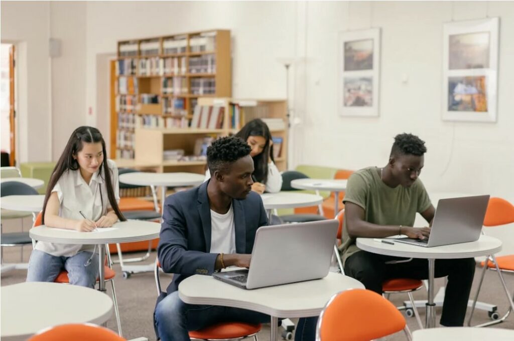 Quatre alternants travaillants dans une salle de classe