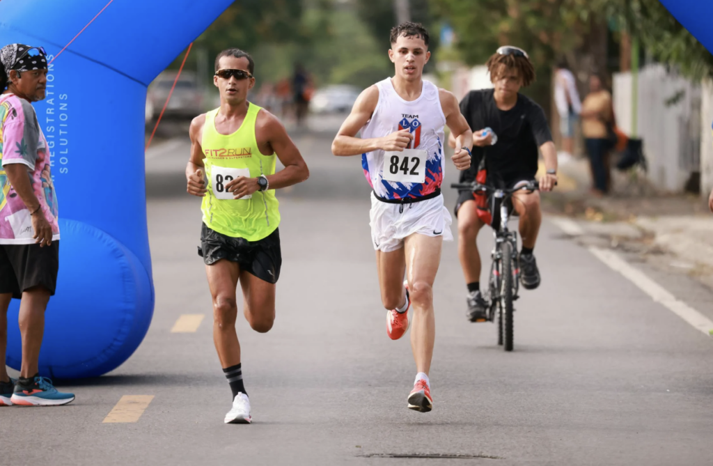 Hommes qui courent dans une course à Lyon