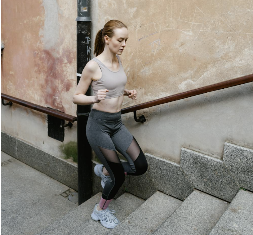 Femme qui fait une course à Toulouse