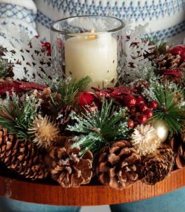 Centre de table de Noël naturel avec des bougies, branche de sapins et pommes de pins 