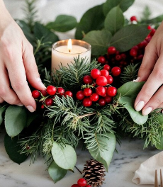 Centre de table de Noël naturel avec des bougies et branches de sapin