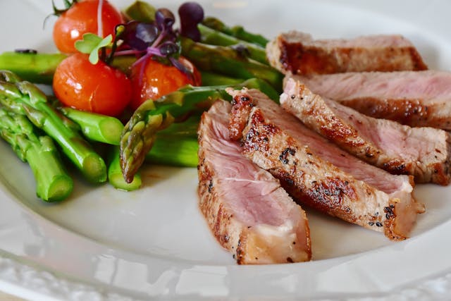 Assiette équilibrée avec de la viande et des légumes