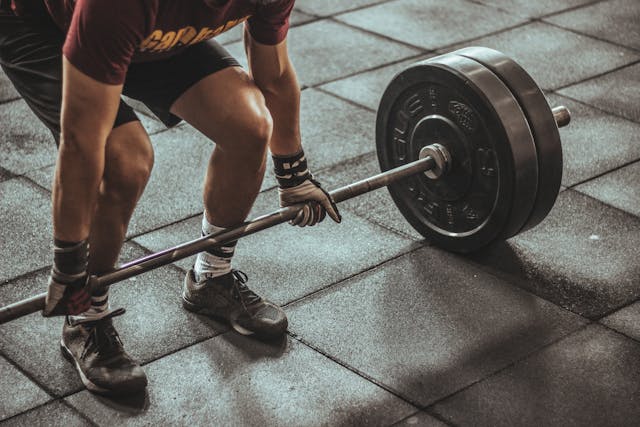 sportif qui s'entraine en salle de sport