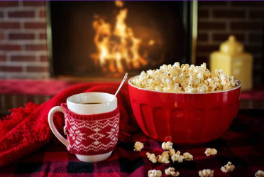 Chocolat chaud au pied du feu pour regarder un film de Noël